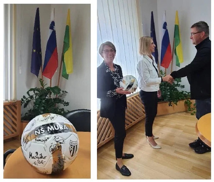 Predaja nogometne žoge s podpisi nogometašev nogometnega kluba NŠ Mura, po zaključku dobrodelne licitacije.